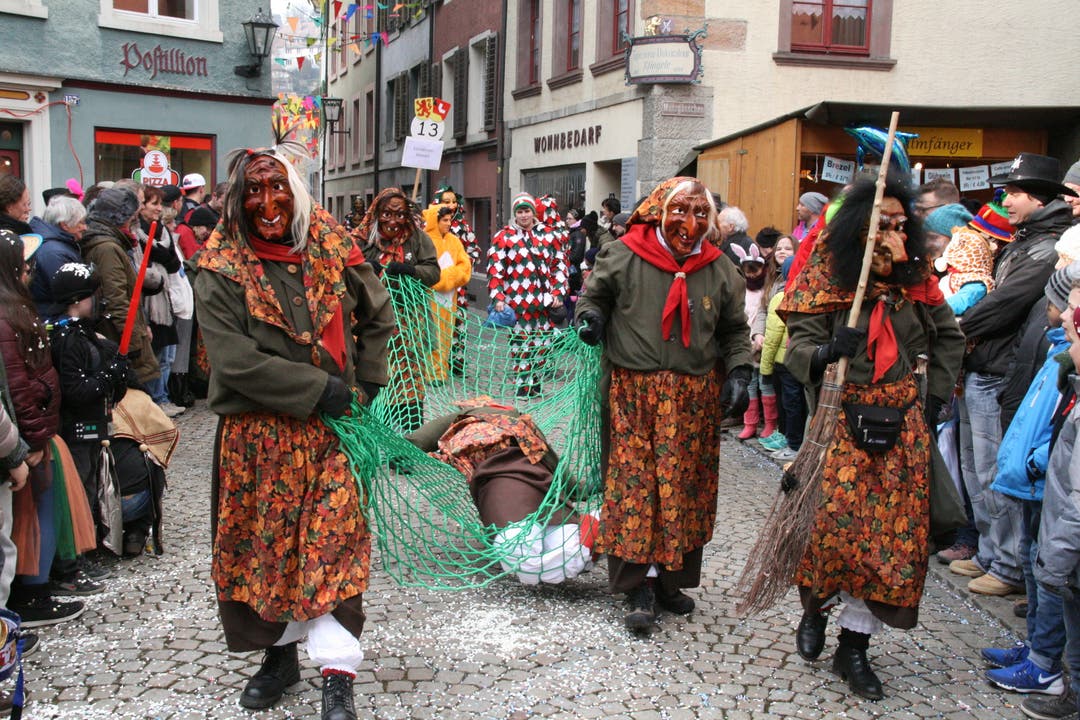 Die Urmibärg-Häxä aus Brunnen beim Anmarsch auf den Marktplatz – mit dem Netz schleuderten sie die Puppe durch die Luft