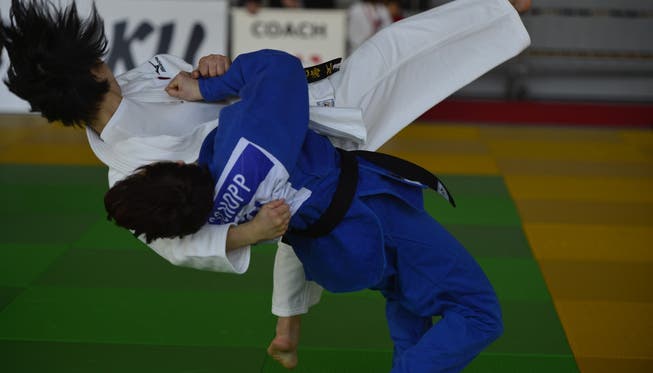 Evelyne Tschopp (in blau) wirft die Japanerin Nagano.