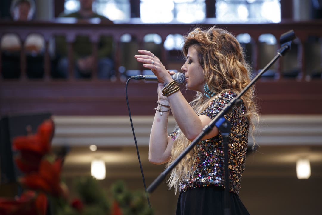 Eiana Burki spielt nicht nur Alphorn, sondern singt auch