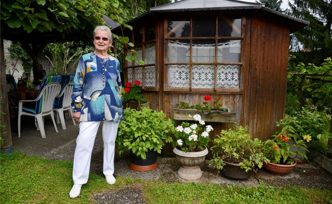 Hedi Schild in ihrem schmucken Garten. Hansjörg Sahli