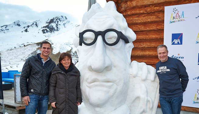 Sie enthüllten den «Schneemann des Jahres», mit dem Geri Müller ausgezeichnet wird: Ex-Mister Schweiz Renzo Blumenthal, Taufpatin Monika Fasnacht sowie Festival-Direktor Frank Baumann.