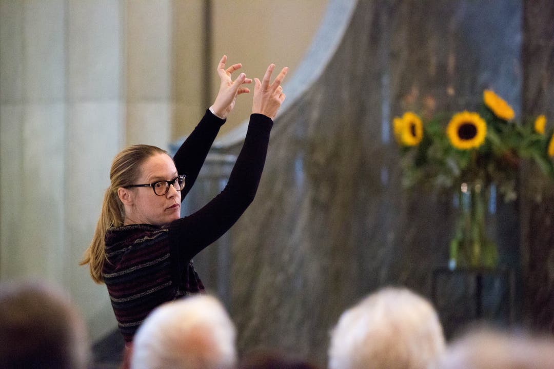 Die Pfarrerin der Evangelisch-Reformierten Kirche, Alexandra Flury-Schölch, erklärt den Altar in der reformierten Kirche