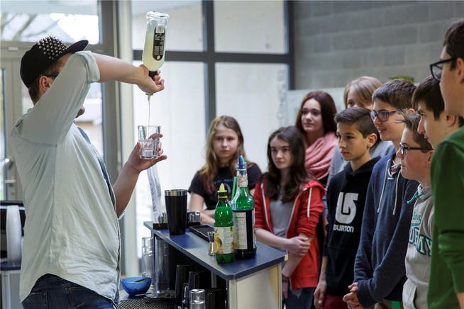 Gebannt beobachten sie den Profi: Am Gesundheitstag lernen die Jugendlichen auch, wie man alkoholfreie Cocktails mixt.Hanspeter Bärtschi