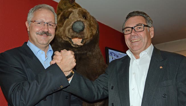 Roger Müller (links) gratulierte an der Delegiertenversammlung im Bären Jürg Seiler zur Wahl und spricht von einem «bärenstarken» Nachfolger.