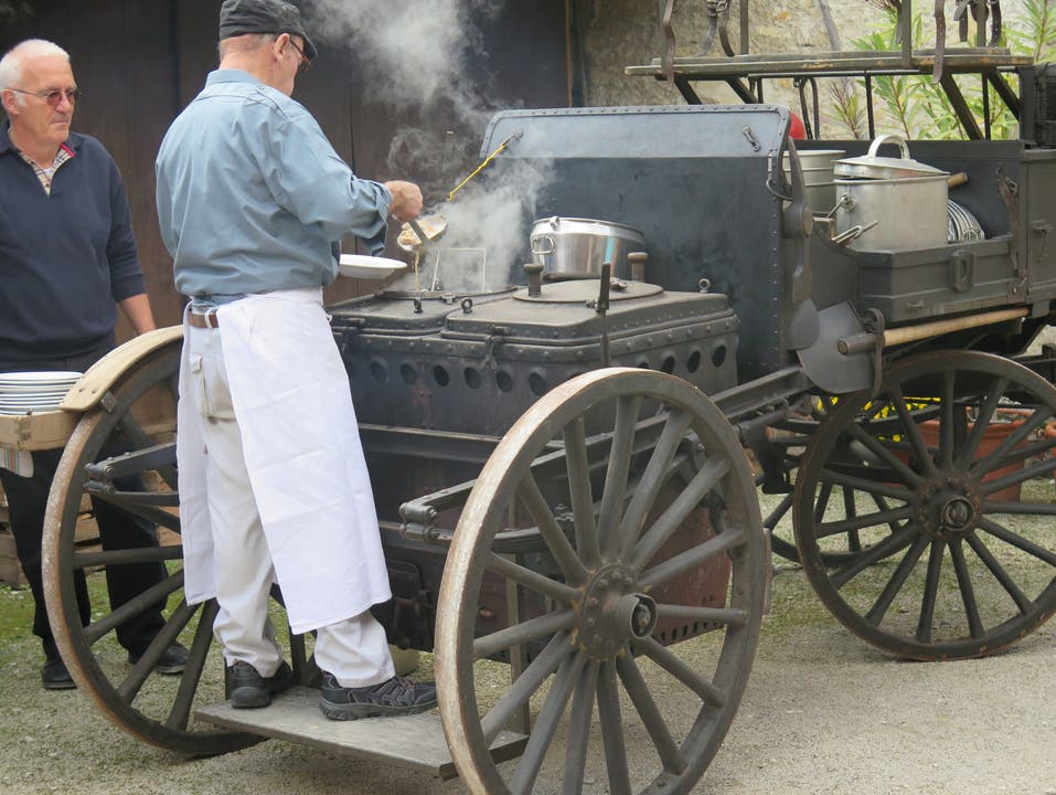 Ueli Braun beim Schöpfen des Pot-au-feu aus der 'Gulaschkanone'