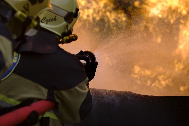 Ein Brand in einem mehrstöckigen Wohn- und Geschäftshaus in Zürich hat Sachschaden von mehreren hunderttausend Franken angerichtet. (Symbolbild)