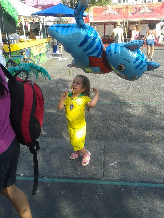 Dieser kleine Brasilien-Fan liebäugelt immer noch lieber mit dem Ballon als mit dem Ball.