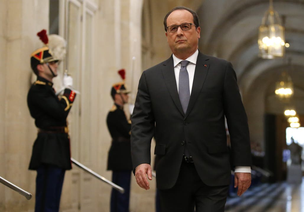 Präsident Hollande auf dem Weg zu seiner Ansprache.