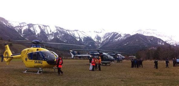 Die Rettungshelikopter stehen im Tal bereit