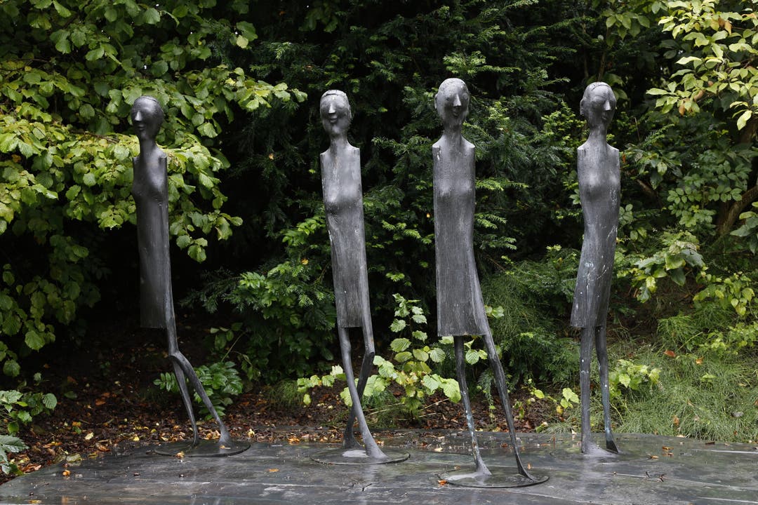 Figurengruppe in einem Solothurner Privatgarten.