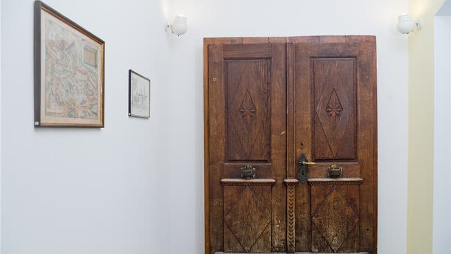 157 Jahre lang hing die Tür in den Angeln des Schulhauseingangs, heute hängt sie im Pausenraum der Gemeindeverwaltung.