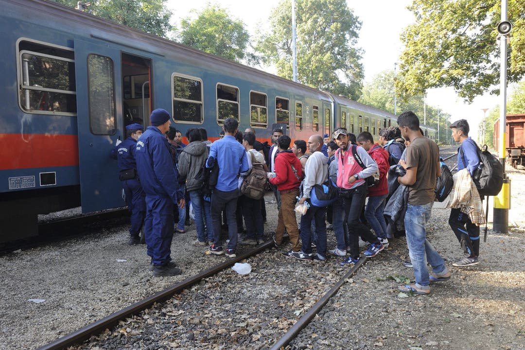 Flüchtlinge besteigen einen Zug in Röszke/Ungarn.