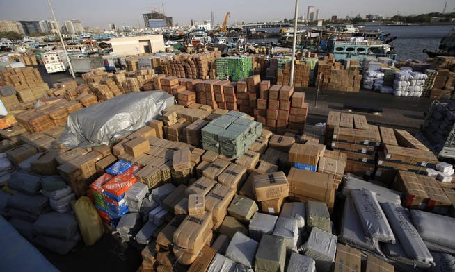 Güter an einem Hafen in Dubai warten auf die Verschiffung nach Iran. (Archiv)