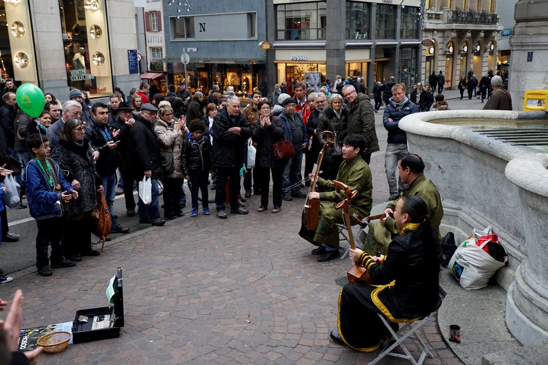 Sonntagsverkauf in der Basler Innenstadt: Strassenmusiker in der Freie Strasse.