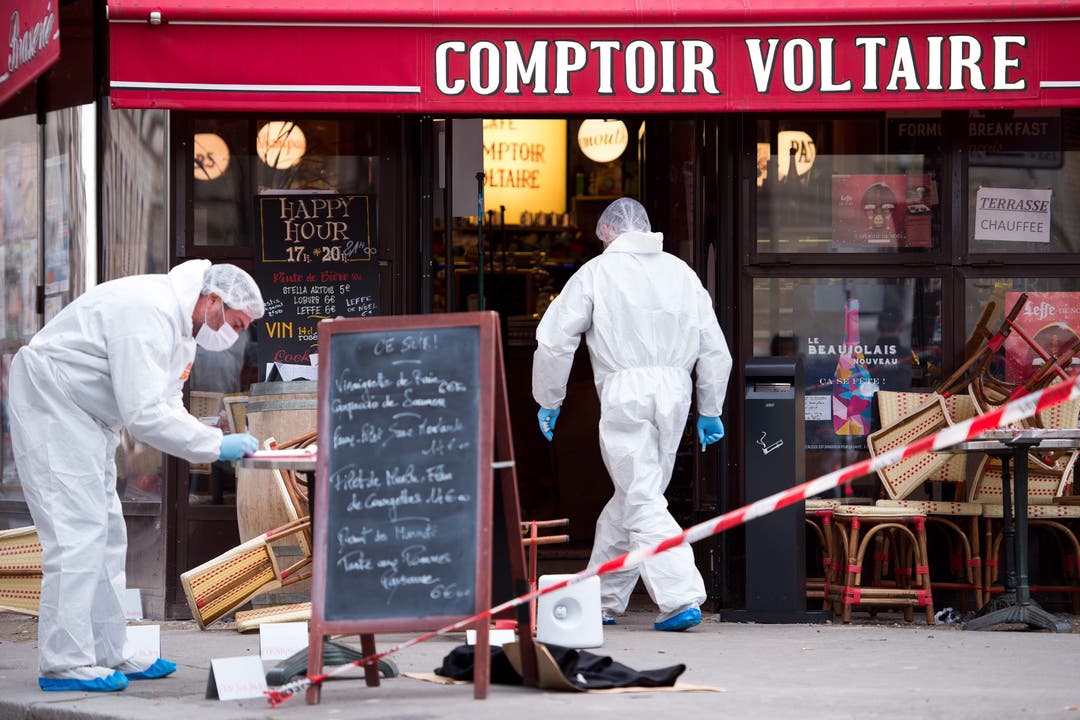 Forensiker sichern Spuren im Café Comptoir in Paris.