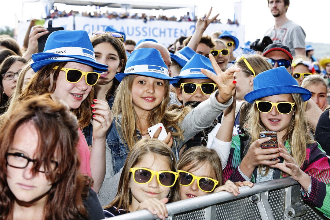 Hut und Sonnenbrille: Die Luca-Hänni-Fans sind gut vorbereitet