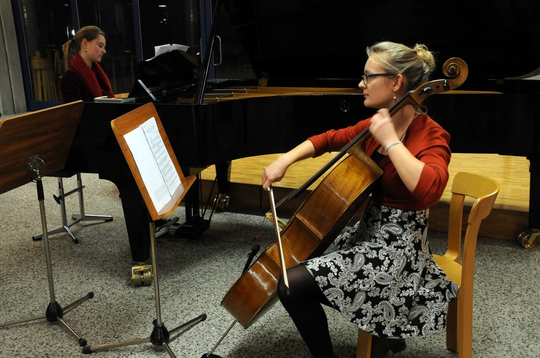 Linda Messerli spielt Cello im Trio