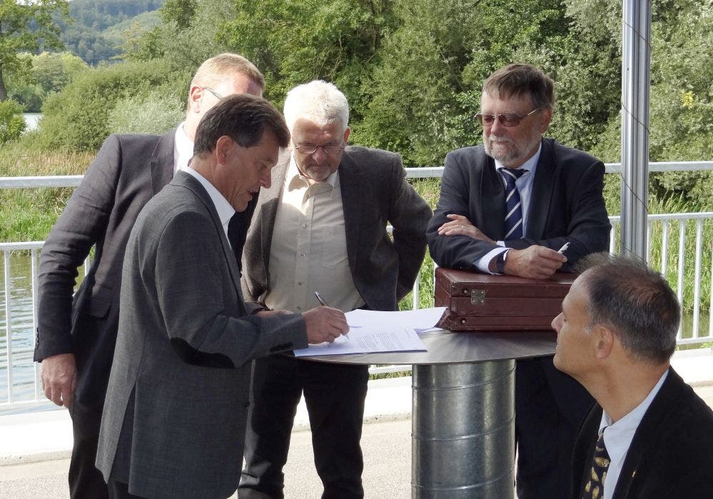 Unterzeichnung des Vertragswerks durch den Augster Gemeindepräsidenten Andreas Blank