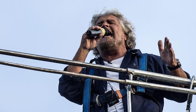 Von einem Kran herunter wettert Beppe Grillo gegen den Euro. keystone