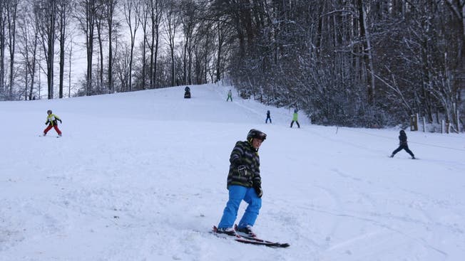 Etwas mehr Schnee dürfte es haben beim Skilift Engi, ansonsten sind die Bedingungen ideal für die Skifahrer.