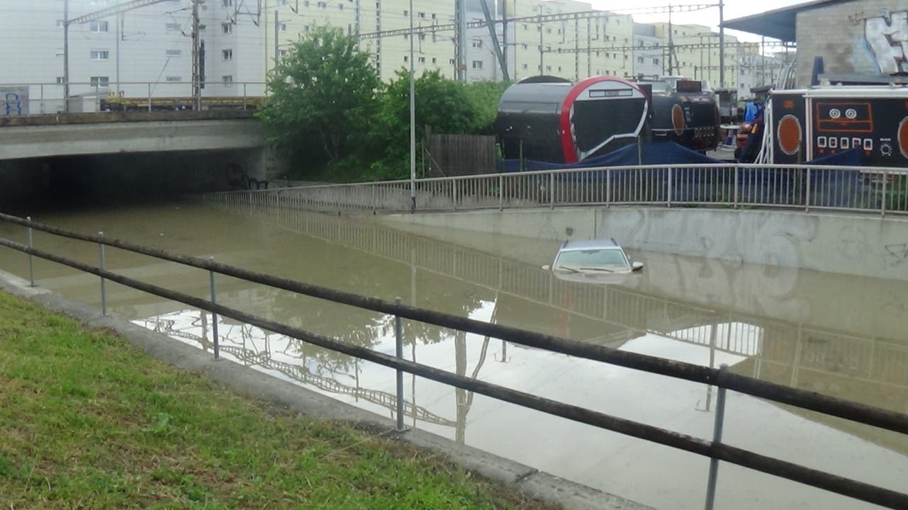 Ein Auto ist in der überfluteten Unterführung versunken. (Bild von Lesereporter Heiri Lüthi)