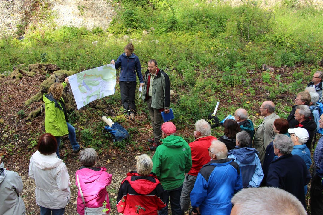 Förster Oliver Frey informiert im Waldnaturschutzgebiet Chameren