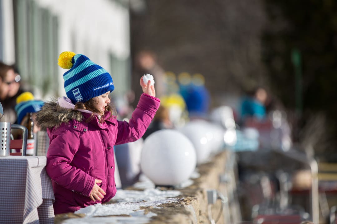Die Kinder erfreuen sich an dem Quäntchen Schnee, das die Kurhausterasse bedeckt