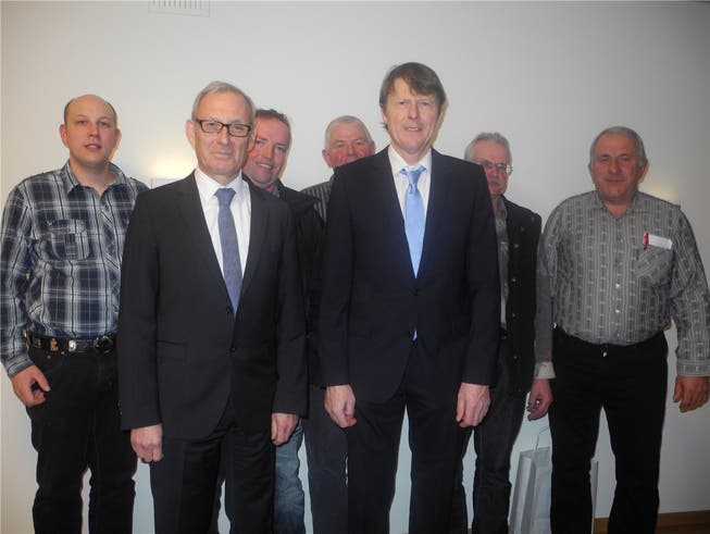 Die beiden Referenten Carlo Schmid (links) und Rolf Nützi (rechts) und der wiedergewählte Vorstand des Solothurner Viehhändlerverbandes standen im Fokus der 98. Generalversammlung in Balsthal.