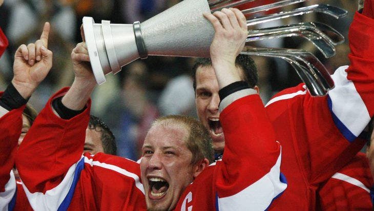 2009 Mathias Seger gewinnt als ZSC Lions Captain den die Victoria Cup Trophäe nach einem 2-1 gegen das NHL-Team Chicago Blackhawks