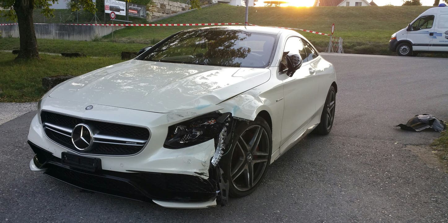 Der Mercedes von Philipp Müller wird beim Unfall beschädigt, er selber bleibt unverletzt.