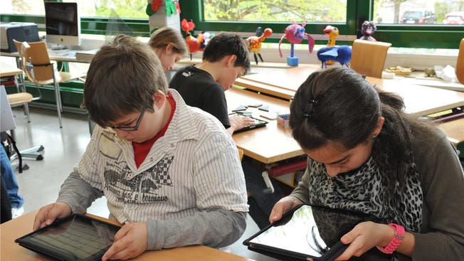 Den Schülerinnen und Schülern, welche in vielen Fächern die Laptops benutzen, dürften die massiv kürzeren Login-Zeiten mit dem revidierten ICT-Netz auffallen. (Themenbild)