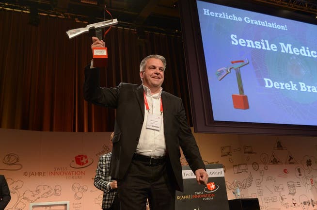 Derek Brandt nimmt den Swiss Technology Award 2015 entgegen.