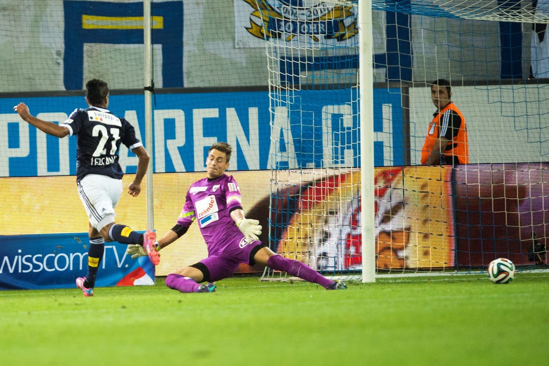 Dario Lezcano (links) schiesst das 1:0 gegen Aarau-Goalie Joel Mall.
