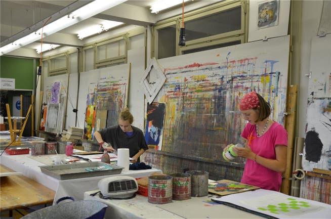 Ferienpass-Teilnehmerinnen Marina Baumgartner (links) und Ida Wyler malen im Atelier-13 von Rolf Wullimann.