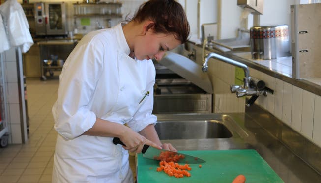 Kochen ist ihre Leidenschaft: Vivianne Schaub führt die Klinge auf dem Posten des Entremetiers professionell.