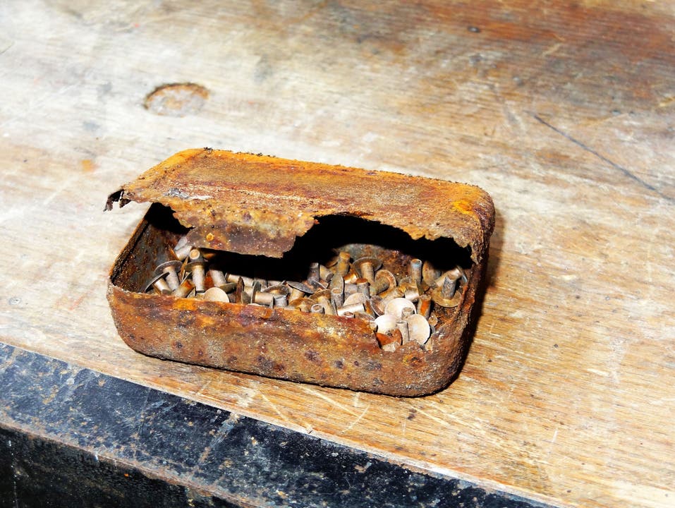 Eine verrostete Blechschachtel mit Vollnieten auf dem Kirchendach gefunden