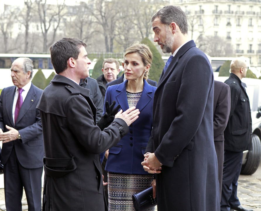 Der französiche Premierminister Manuel Valls bespricht sich mit dem spanischen Königspaar