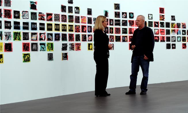 Künstler Rolf Winnewisser im Gespräch mit der künstlerischen Leiterin Eva Inversini vor dem Werk Archipel (2014). Dieses besteht aus 184 einzelnen Linolschnitten.
