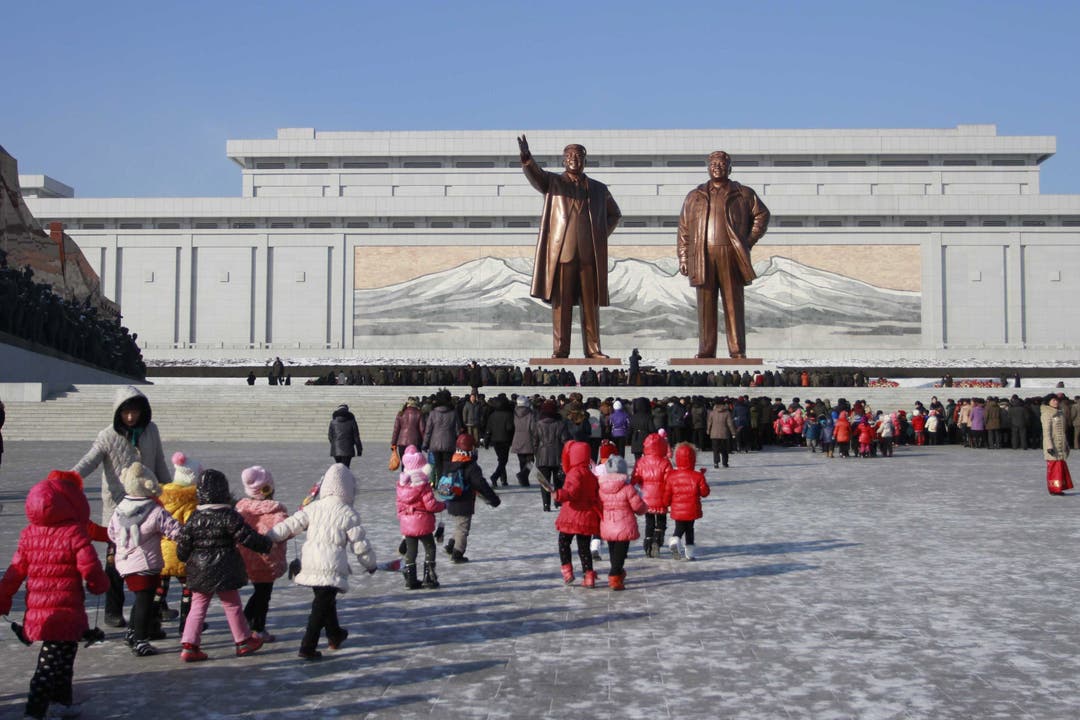 Seit fast 70 Jahren herrscht die Familie Kim über das international weitgehend isolierte Land und lässt einen Personenkult um die kommunistische Dynastie zelebrieren.