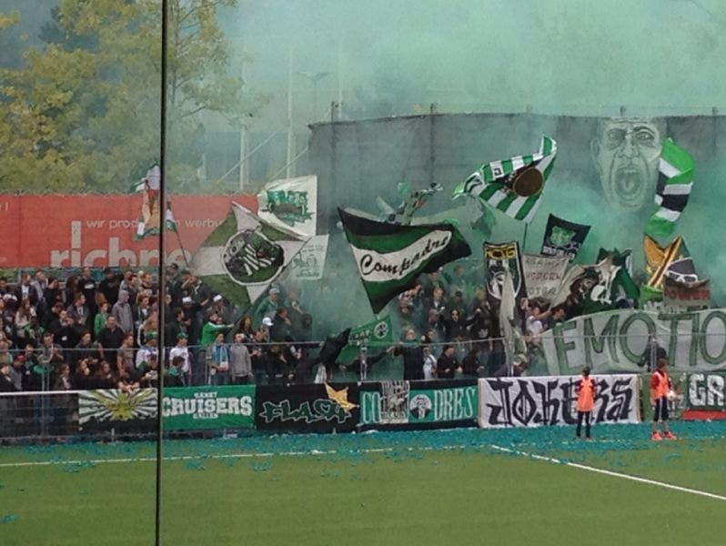 Grüner Rauch Die St. Galler Fans begrüssen ihre Mannschaft.