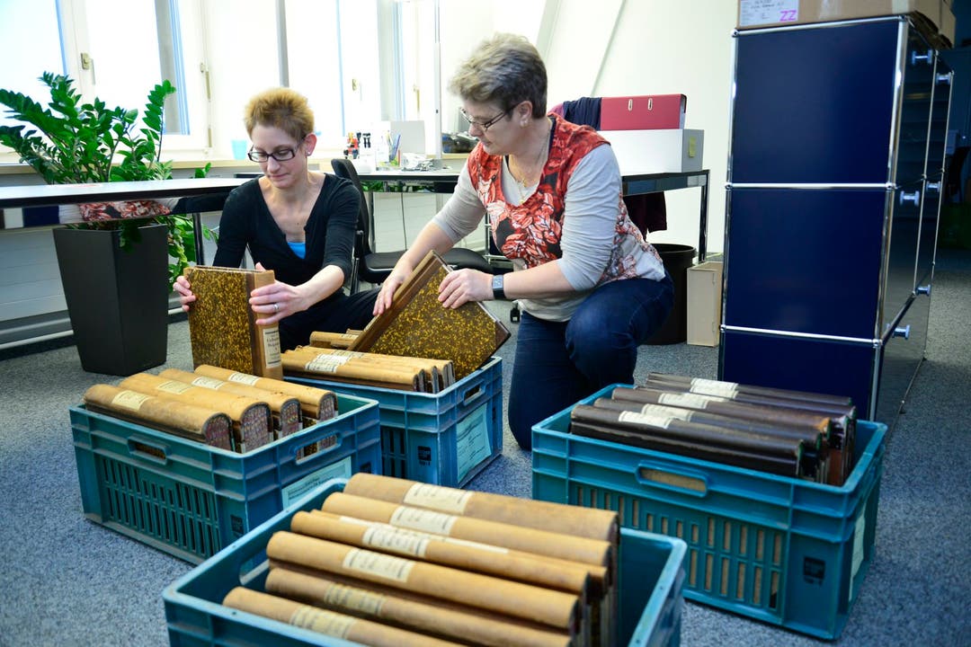 Debora Wälchli und Cornelia Bader verpacken die alten Bände in Kisten