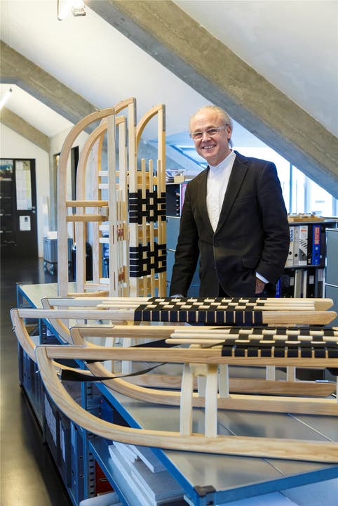 Guido Kummer präsentiert die ersten Schlitten der Nullserie in seinem Architekturbüro in der Solothurner Vorstadt.