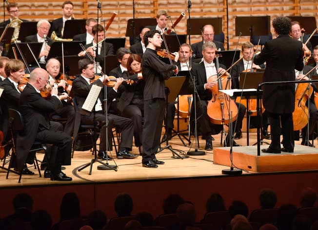Die Wiener Philharmoniker unter der Leitung von Gustavo Dudamel und Sergey Khatchatryan, Violine.