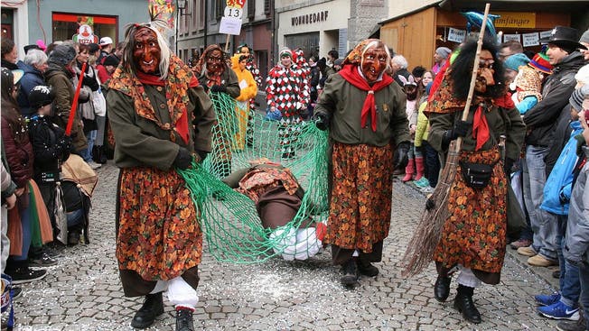 Die Urmibärg-Häxä aus Brunnen beim Anmarsch auf den Marktplatz – mit dem Netz schleuderten sie die Puppe durch die Luft. psc