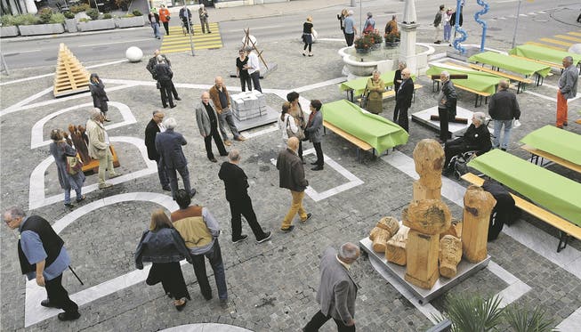 Die Gäste betrachten auf dem Kornhausplatz noch einmal die Skulpturen von Art-Palett 2015.