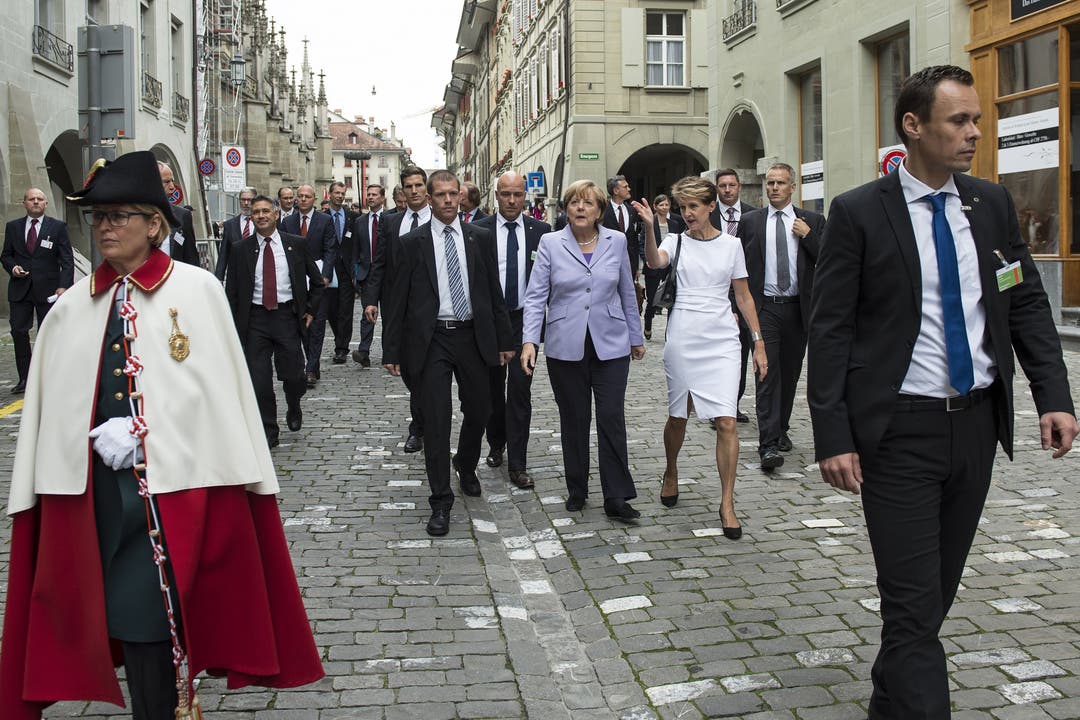 Merkel läuft durch Bern – selbstverständlich gut bewacht