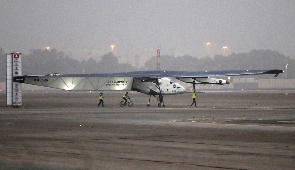 Solar Impulse 2 hebt in Abu Dhabi ab