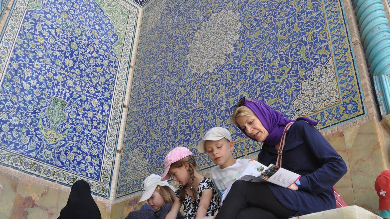 Iran: Imam-Moschee Isfahan, Mamma Arnold liest aus dem Reiseführer vor
