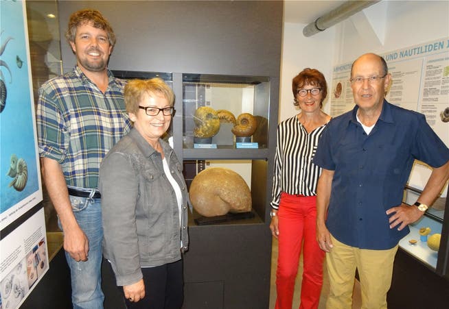 Übergabe des ungewöhnlich grossen Ammoniten von Christine und Hans Peter Schmid (rechts) an die Vertreter des Vereins Eisen und Bergwerke, Ruth Reimann und Stefan Schraner.