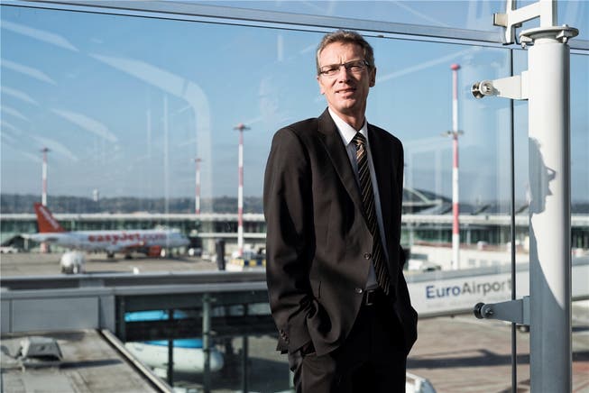 EAP-Direktor Matthias Suhr auf der Aufsichtsplattform des binationalen Flughafens – hier auf der Schweizer Seite.